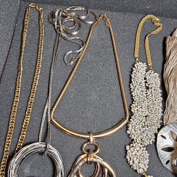 Lot Of 12 Fashion Jewelry Necklaces Various Styles Colors And Makes - Picture 7 of 10